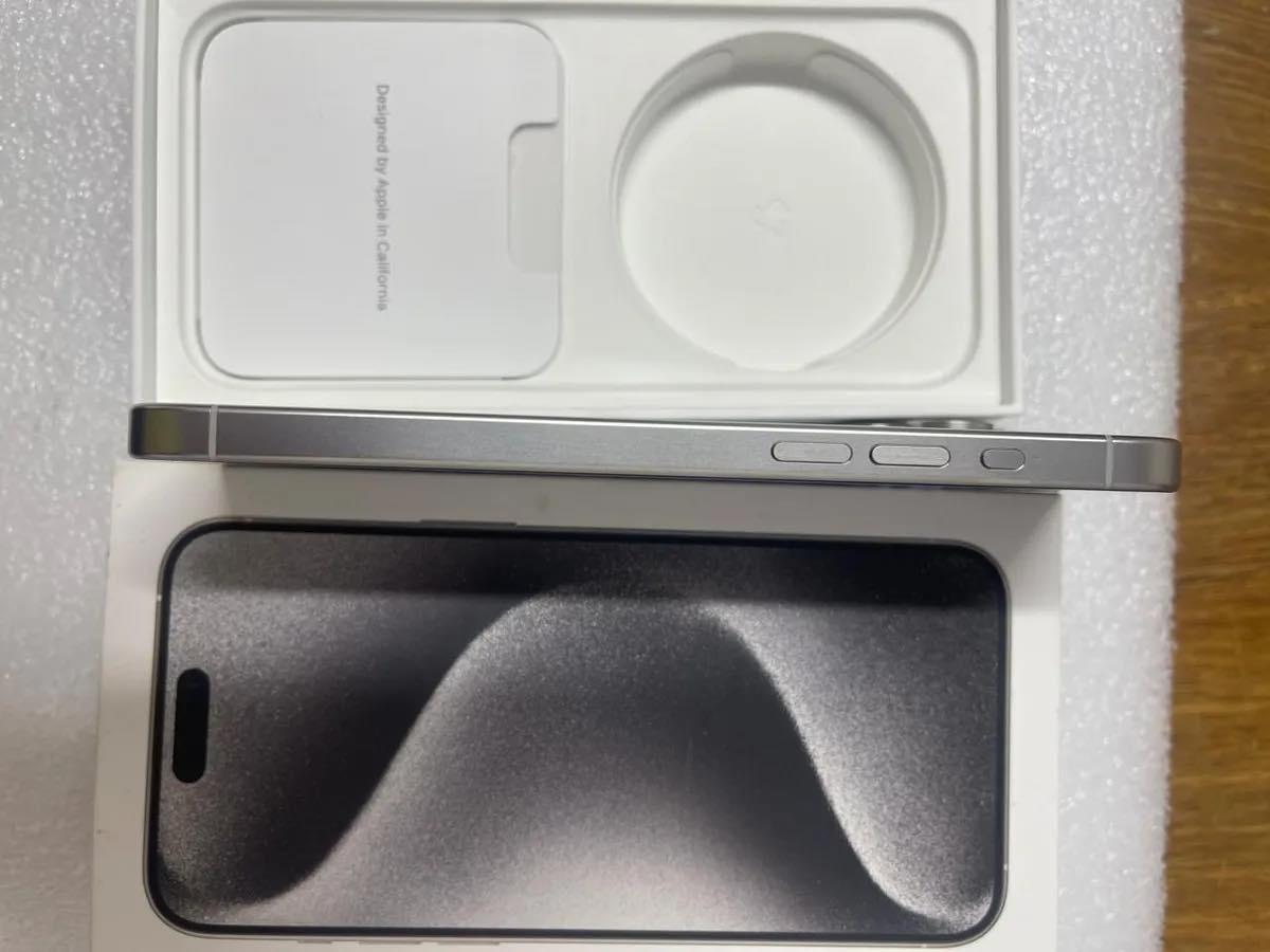Apple iPhone 15 Pro Max - 256 GB - Blanco Titanio (Desbloqueado) -LCD sin rayones - Image 7